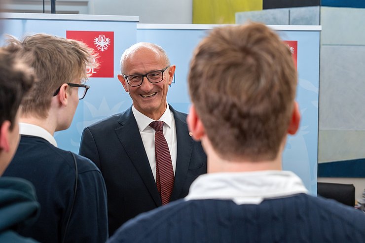 © Land Tirol/Jovanovic LH mit Schüler im Gespräch