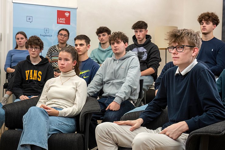 © Land Tirol/Jovanovic Schülerinnen und Schüler beim Zuhören