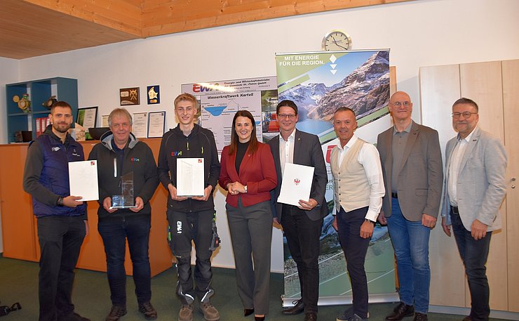 © Land Tirol/Gerzabek V. li. bei der Auszeichnungsfeier Andreas Gohl (Vize-Bgm St. Anton am Arlberg), Markus Strolz (Geschäftsführer Energie- und Wirtschaftsbetriebe Gemeinde St. Anton GmbH /EWA), „Lehrling des Monats Dezember 2025“ André Heiseler. Arbeits- und Jugendlandesrätin Astrid Mair, Christoph Stillebacher (Vizepräsident Arbeiterkammer Tirol), Otmar Ladner (Bezirksstellenleiter Landeck Wirtschaftskammer Tirol), Roland Wechner (Bgm Flirsch) und Manfred Alber (stellv. Direktor Tiroler Fachberufsschule für Elektrotechnik, Kommunikation und Elektronik).