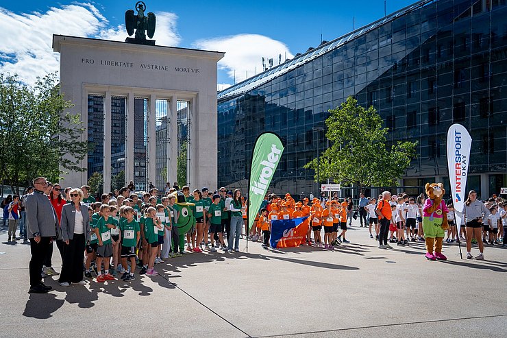 Kindergruppen vor dem Befreiungsdenkmal am Landhausplatz.