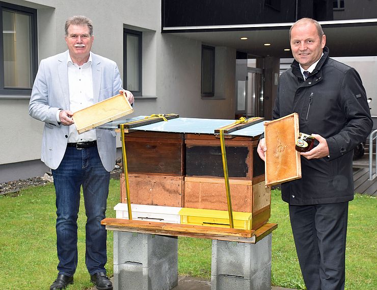 LHStv Josef Geisler und Reinhard Hetzenauer, Präsident des Landesverbands für Bienenzucht, sehen im Service der Landeswarnzentrale einen Beitrag zum guten Miteinander von ImkerInnen und Bevölkerung.