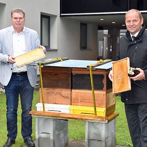 LHStv Josef Geisler und Reinhard Hetzenauer, Präsident des Landesverbands für Bienenzucht, sehen im Service der Landeswarnzentrale einen Beitrag zum guten Miteinander von ImkerInnen und Bevölkerung.