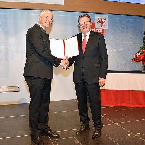 Landeshauptmann Günther Platter (links) gratuliert Bezirkshauptmann Michael Kirchmair und wünscht viel Erfolg für die zukünftigen Aufgaben.