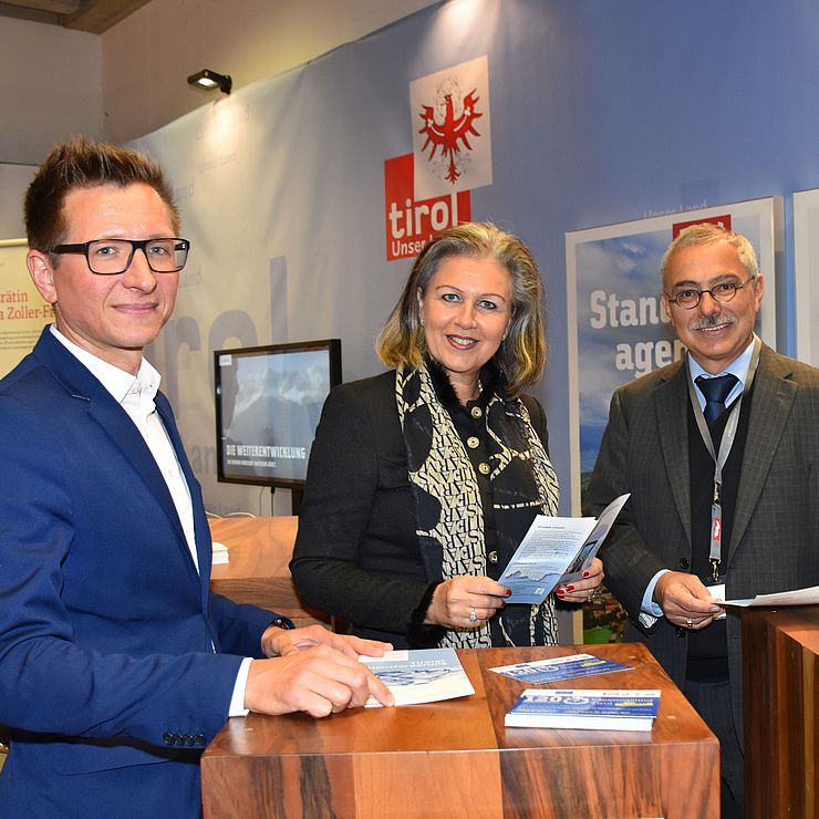 V. li. Ingo Erricher (Standortagentur Tirol), Wirtschaftslandesrätin Patrizia Zoller-Frischauf und Werner Draschl von der Wirtschaftsförderung des Landes Tirol: "Erasmus +"-Beratung gibt es am Landes-Stand der Wirtschaftsförderung.