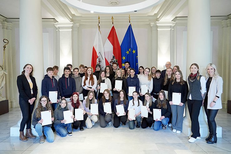 Gruppenfoto in einer prunkvollen Säulenhalle.