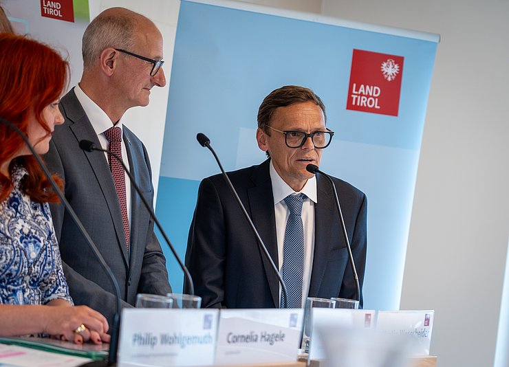 Bürgermeister Wegscheider spricht in ein Mikrofon