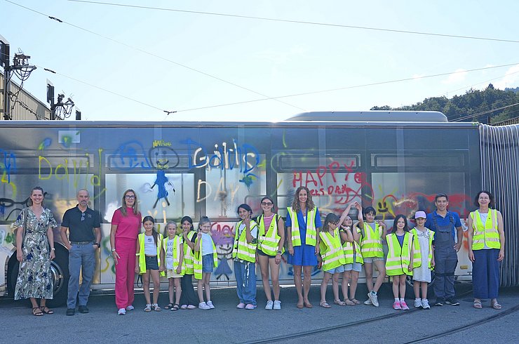 Gruppenfoto vor Bus