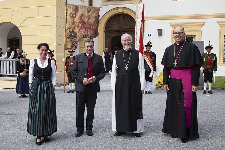 Landtagspräsidentin Sonja Ledl-Rossmann, LH Günther Platter, Abt German Erd und Bischof Hermann Glettler bei der Herz-Jesu-Gelöbnisfeier in Stams.