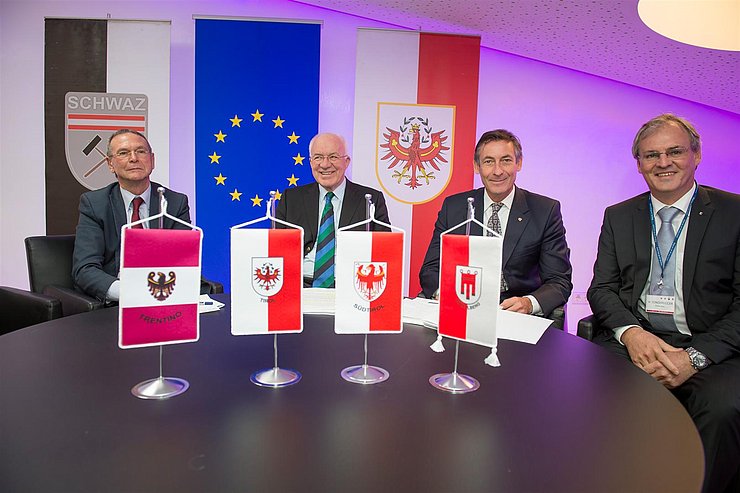 v.l. die drei Präsidenten Bruno Dorigatti, Herwig van Staa und Thomas Widmann mit dem Vorarlberger Landtagspräsidenten Harald Sonderegger als Beobachter