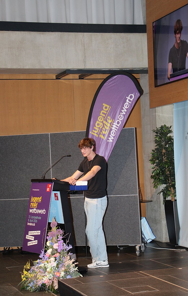 Jugendlicher spricht in Mikrofon