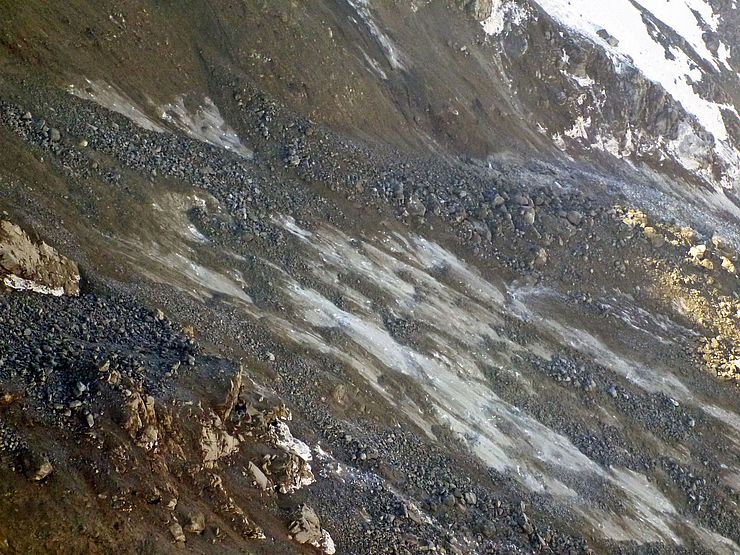 Auf dem Bild ist ein Teil des Gerölls zu sehen welches vom Berg abgebrochen ist. Unter dem Gestein zeigen sich Eisflächen