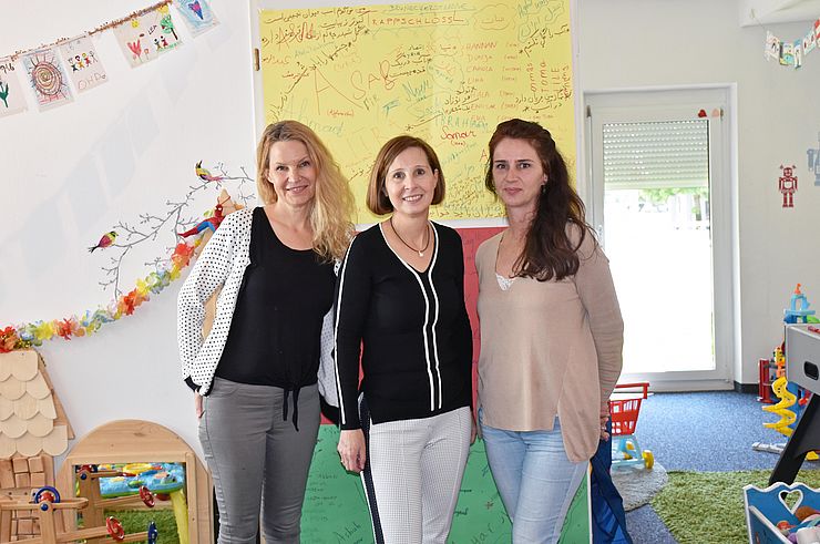 LRin Gabriele Fischer (Mitte) beim Besuch der SOS-Kinder.Welt mit dem Team Carola Vogl (li.) und Medina Ortner (re.).