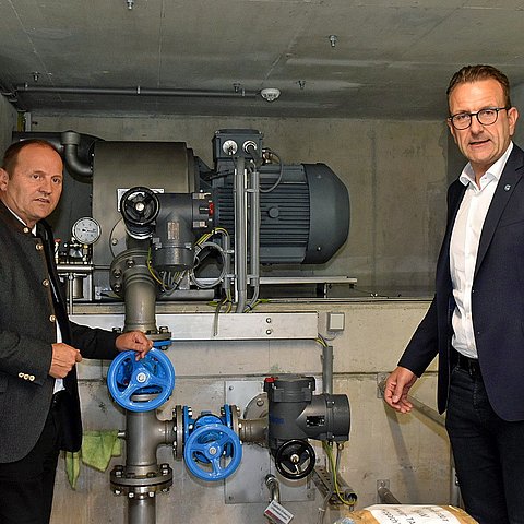 Der Hippacher Bürgermeister präsentiert dem Energielandesrat eines der Trinkwasserkraftwerke der Gemeinde.