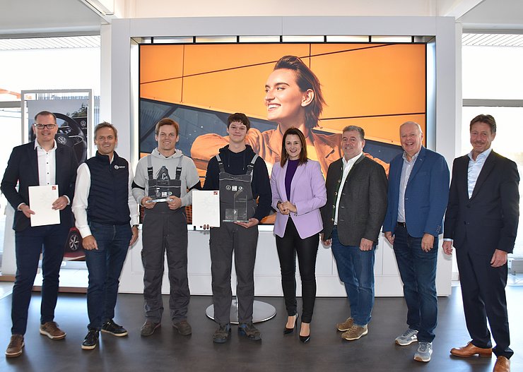 V. li. bei der Auszeichnungsfeier Andreas Maier (Geschäftsführer Porsche Verbund Tirol), Anton Steinwender (Betriebsleiter Porsche Inter Auto GmbH & Co KG St. Johann i. T.), Felix Foidl (Lehrlingsausbildner Porsche Inter Auto GmbH & Co KG St. Johann i. T.), „Lehrling des Monats November 2023“ Klemens Brunner, Arbeits- und Jugendlandesrätin Astrid Mair, Jürgen Kendlinger (Bgm Schwendt), Werner Salzburger (Kammerrat Arbeiterkammer Tirol) und Stefan Seiwald (Bgm St. Johann i. T.).