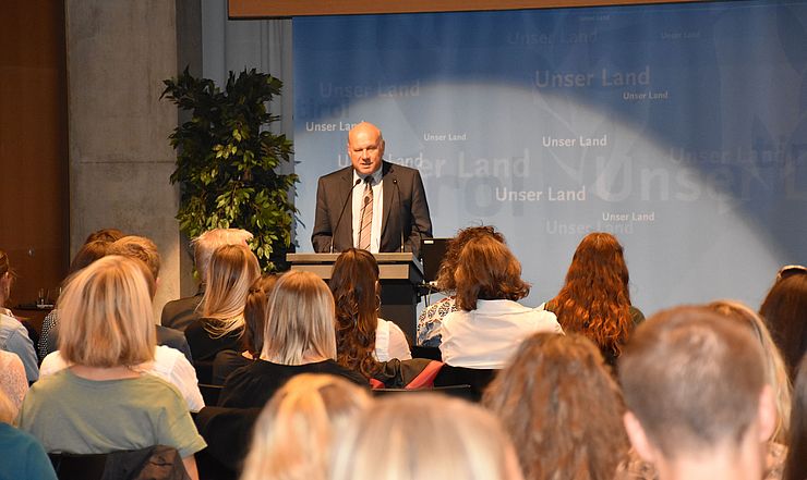 Reinhold Raffler, Direktor des Landesschulrats für Tirol, begrüßte die JunglehrerInnen im Großen Saal des Landhauses in Innsbruck.