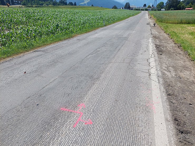 Eine Straße ist zu sehen.