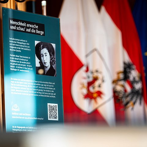 Gedicht-Stele im Festsaal.