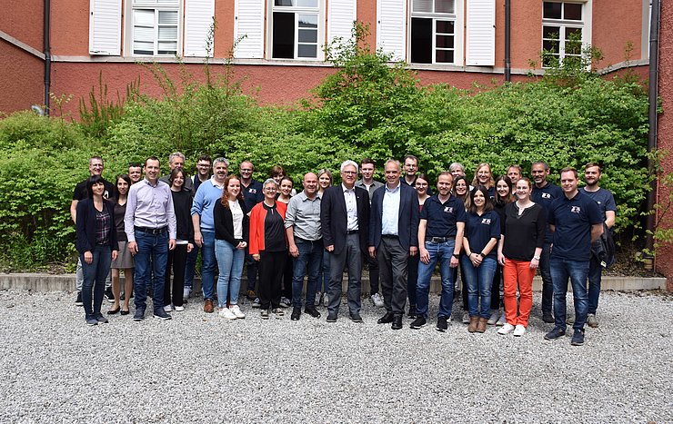 Gruppenfoto der Mitglieder der Bezirkseinsatzleitung Landeck im Innenhof der Bezirkshauptmannschaft