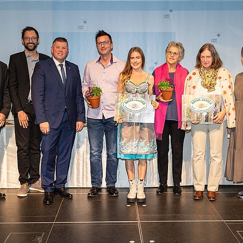 LR René Zumtobel (1.v.li.), Obfrau des Tiroler Bildungsforum Bettina Ellinger (1.v.re.) und Matthias Karader, Projektkoordinator Natur im Garten (3.v.li.), GemeindevertreterInnen und Natur im Garten BeraterInnen des Tiroler Bildungsforum mit Geehrten aus dem Bezirk Imst.