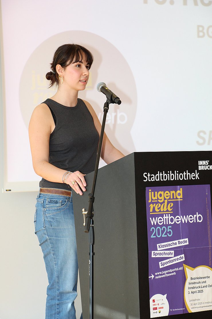 Jugendliche spricht in Mikrofon