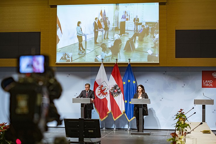 Videopressekonferenz zwischen Innsbruck und Wien: LH Günther Platter und LHStvin Ingrid Felipe in Tirols Landeshauptstadt Innsbruck, BK Sebastian Kurz, BM Rudolf Anschober und Expertin Maria Paulke-Korinek, Leiterin der Impfabteilung im Gesundheitsministerium und Mitglied des Nationalen Impfgremiums waren aus Wien zugeschalten.