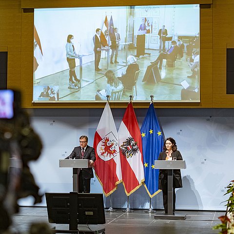 Videopressekonferenz zwischen Innsbruck und Wien: LH Günther Platter und LHStvin Ingrid Felipe in Tirols Landeshauptstadt Innsbruck, BK Sebastian Kurz, BM Rudolf Anschober und Expertin Maria Paulke-Korinek, Leiterin der Impfabteilung im Gesundheitsministerium und Mitglied des Nationalen Impfgremiums waren aus Wien zugeschalten.