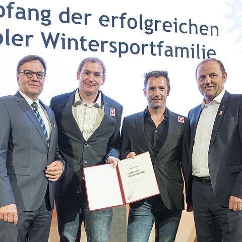 V.li.: LH Günther Platter, Georg Fischler, Peter Penz sowie LHStv Josef Geisler beim Empfang der erfolgreichen Tiroler Wintersportfamilie 2017.