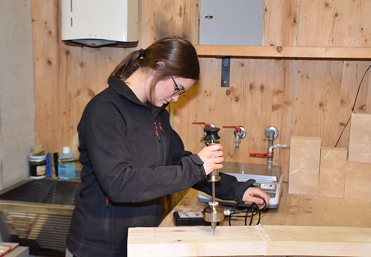 Dezember: Sofie-Theres Hauser (Niederndorf) Holztechnikerin bei der Binderholz GmbH in Jenbach. Sofie-Theres ist Mitglied der Bundesmusikkapelle Niederndorf, in der sie die Querflöte spielt,  und Vorturnerin des Turnvereins Niederndorf. In ihrer Berufsschule gibt sie ehrenamtlich private Nachhilfe.  