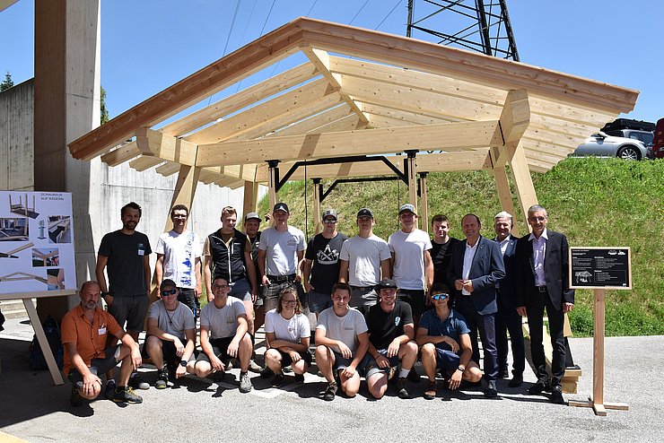 Gruppenfoto vor Holzkonstruktion