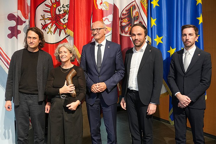 Die Preisträger im Bild mit Landeshauptmann Anton Mattle