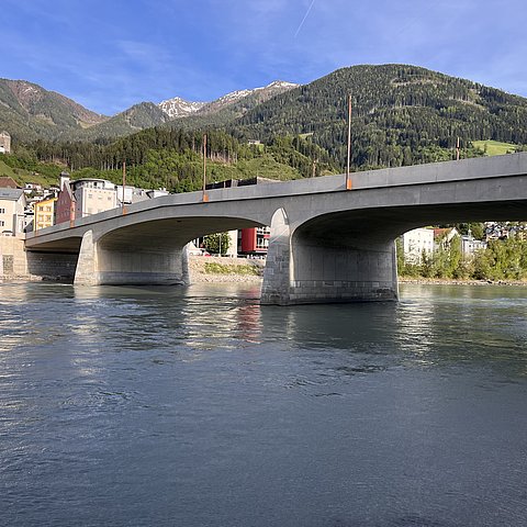 � Land Tirol Steinbrücke Schwaz: Modernisierter Inn-Pegel wieder vollständig in Betrieb