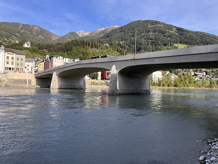 © Land Tirol Brücke, die über einen breiten Fluss führt.