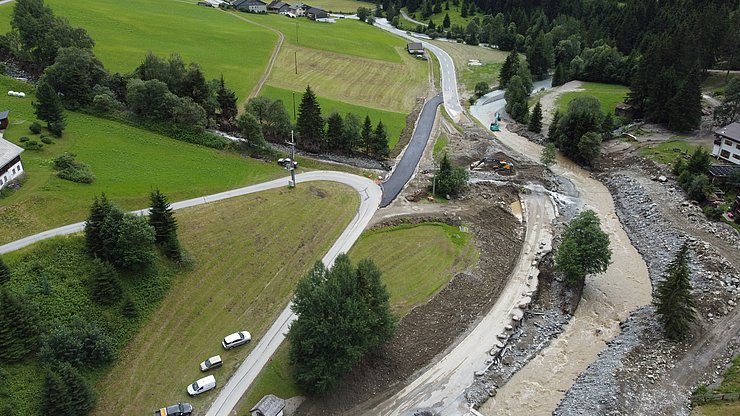 © Land Tirol Luftaufnahme zerstörte Straße und Ersatzstraße