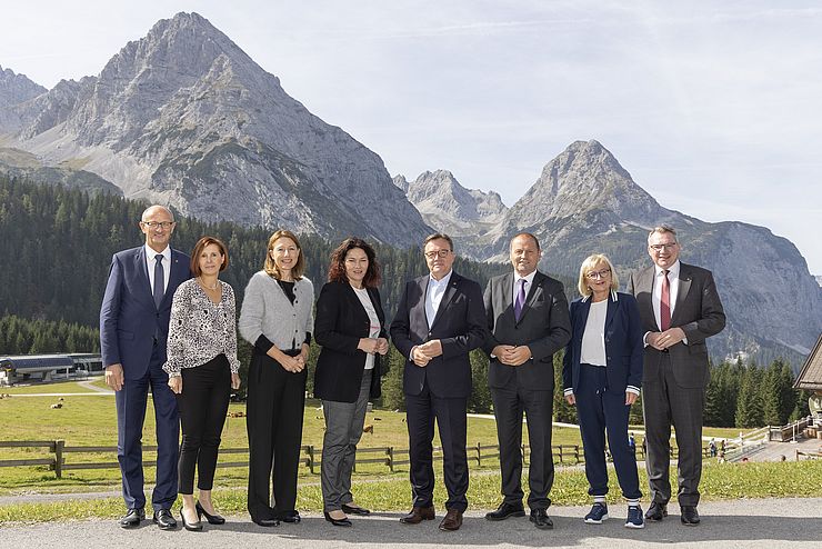 Die Tiroler Landesregierung vor der Bergkulisse in Ehrwald
