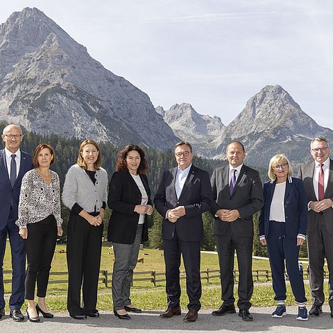 Die Tiroler Landesregierung vor der Bergkulisse in Ehrwald