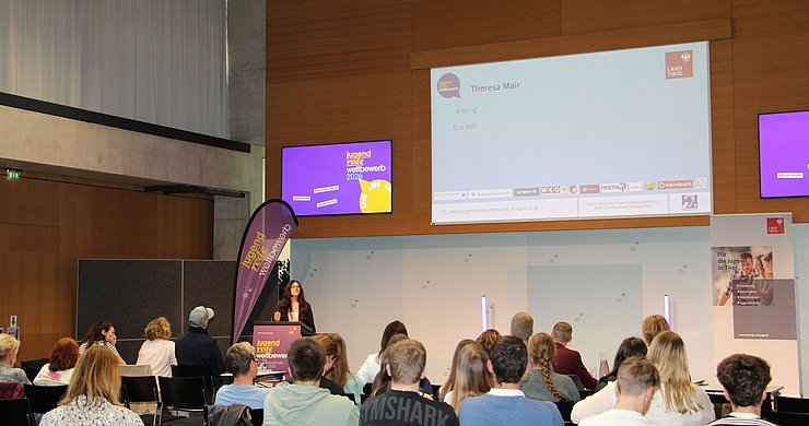 Jugendliche spricht vor Publikum