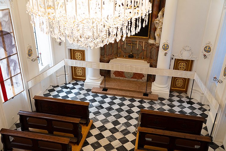 © Tiroler Landtag/Oswald Das 12m lange Fastentuch umspannt den vorderen Bereich der Georgskapelle.