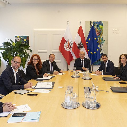 Die Tiroler Landesregierung im Regierungssitzungszimmer. 