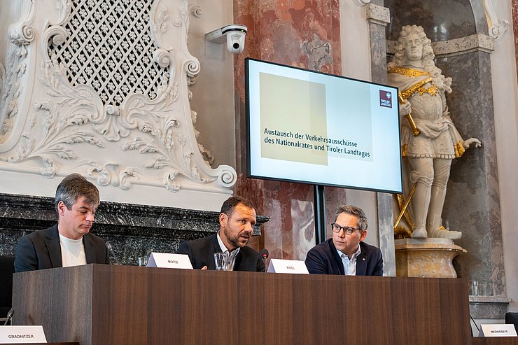 Geleitet wurde das Treffen von (v.li.) Wolfgang Moitzi (Vorsitzender Verkehrsausschuss NR), Florian Riedl (Vorsitzender Verkehrsausschuss TLT) und Christian Kovacevic (stv. Vorsitzender Verkehrsausschuss TLT).