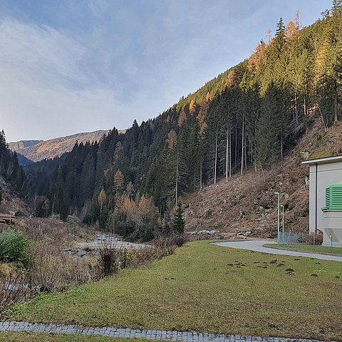 Beim TIWAG-Krafthaus am Schluchtausgang entsteht eine Geschiebesperre, die 50.000 Kubikmeter Material aus dem Villgratenbach zurückhalten kann.