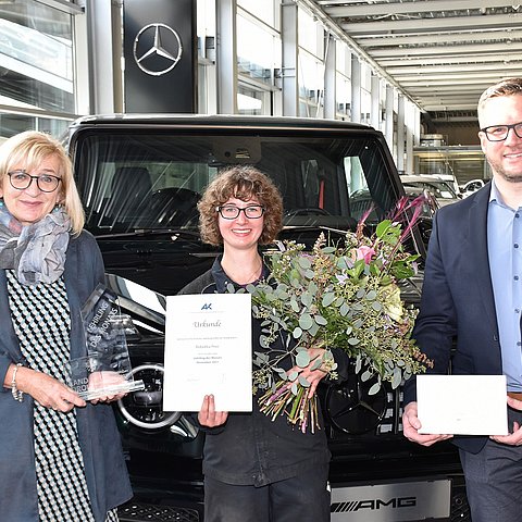 Auszeichnungstermin noch vor dem Lockdown v. li. Arbeits- und Bildungslandesrätin Beate Palfrader, "Lehrling des Monats November 2021" Rebekka Peer und Klaus Rainer (Vizepräsident Arbeiterkammer Tirol). 