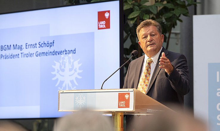 Ernst Schöpf, Gemeindeverbandspräsident und Bgm von Sölden: „Es gehört Mut, aber auch Diplomatie dazu, bei kontroversiellen Diskussionen über Projekte in einer Gemeinde einen Konsens aller Beteiligten herbeizuführen."  