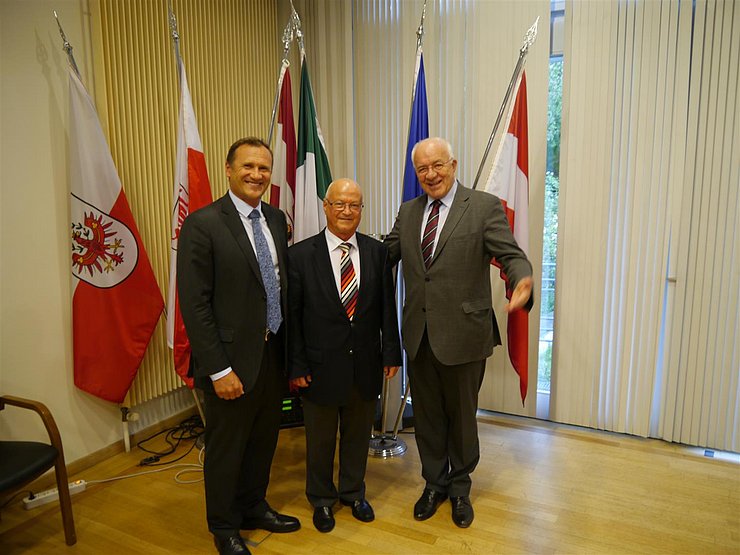 v.l. Tirol-Büro-Direktor Richard Seeber, Buchautor Heinz Wieser, LTP Herwig van Staa