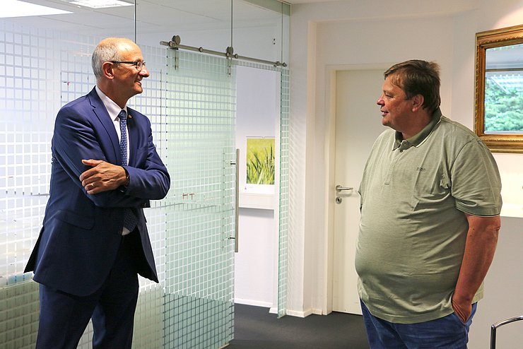 LR Mattle im Gespräch mit Gründer Heinz Wolf