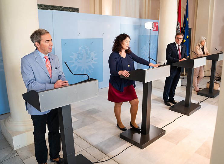 (v.li.): Günter Weiss, LHStvin Ingrid Felipe, LH Günther Platter und Cornelia Lass-Flörl informierten heute, Dienstag, über die weitere Vorgehensweise in den Quarantänegebieten Paznaun, St. Anton und Sölden. 