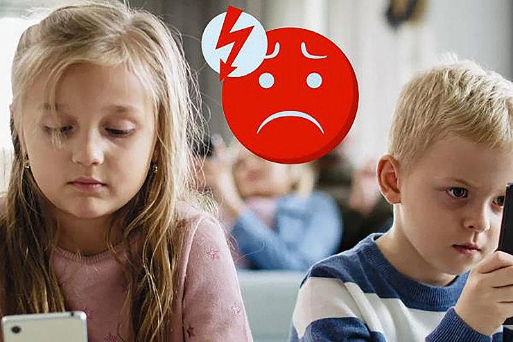 Zwei Kinder sitzen vor dem Smartphone ohne sich zu unterhalten.