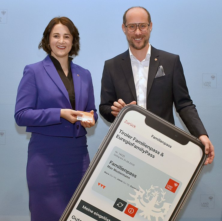 Von der Scheckkarte in das Smartphone: Der digitale Tiroler Familienpass wird im Laufe des Februars in Tirol ausgerollt - heute präsentierten Familienlandesrätin Astrid Mair und Digitalisierungslandesrat Mario Gerber die Eckpunkte. 
