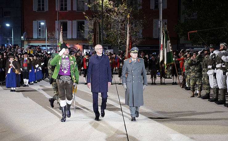 Beim Abschreiten der Front v. li. Landesschützenkommandant Thomas Saurer, LH Anton Mattle und Tirols Militärkommandant Ingo Gstrein.