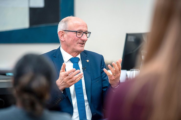 © Land Tirol/Jovanovic Mann im Anzug der spricht