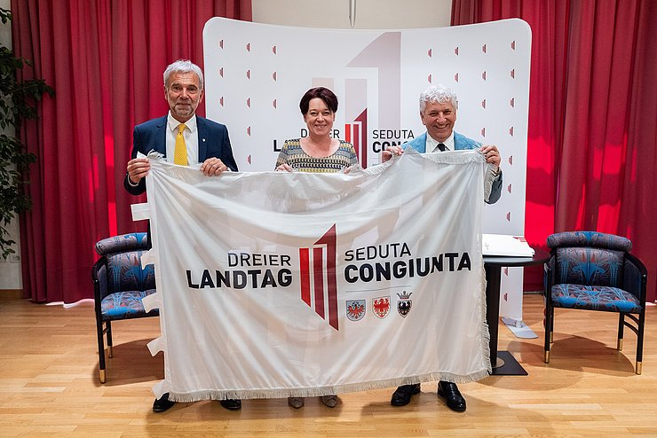 Tirols Landtagspräsidentin Sonja Ledl-Rossmann und ihre Amtskollegen Arnold Schuler (li.) und Claudio Soini